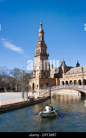 Die Plaza de España, Parque de María Luisa, Sevilla, Spanien. Paar im Ruderboot. Stockfoto