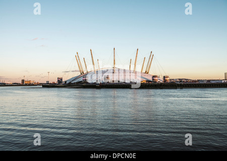 Blick auf die Londoner 02 Arena über den Fluss Themse; und Londons erste Seilbahn in der Ferne. Stockfoto