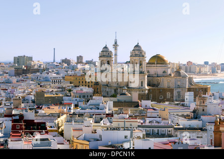 Blick auf Cádiz und die Kathedrale von La Torre Tavira oder The Tavira Tower, Spanien. Stockfoto