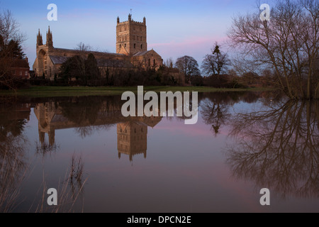 Tewkesbury Abbey, während Winter Überschwemmungen bei Sonnenuntergang Stockfoto