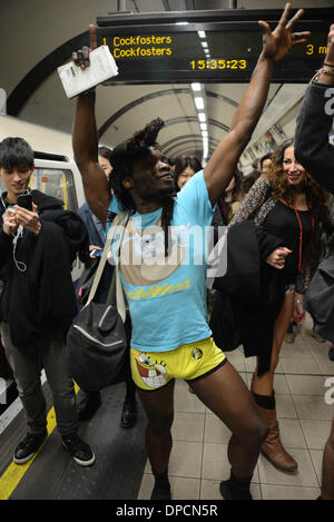 London, UK. 12. Januar 2014. Menschen, die keine Hosen mit der Londoner U-Bahn Nr. Hose Tag (keine Hosen) in der Londoner U-Bahn, Kredit-London, England: siehe Li/Alamy Live News Stockfoto