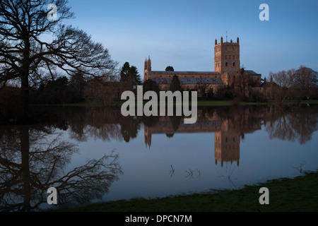 Tewkesbury Abbey, während Winter Überschwemmungen bei Sonnenuntergang Stockfoto