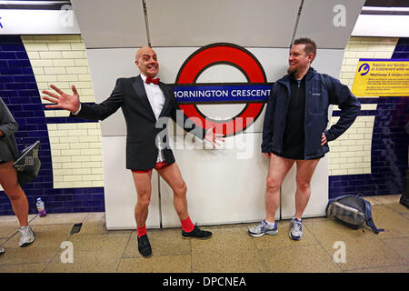 London, UK. 12. Januar 2014. Menschen, die keine Hosen mit der Londoner U-Bahn Nr. Hose Tag (keine Hosen) in der Londoner U-Bahn, London, England Stockfoto