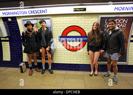 London, UK. 12. Januar 2014. Menschen, die keine Hosen mit der Londoner U-Bahn Nr. Hose Tag (keine Hosen) in der Londoner U-Bahn, London, England Stockfoto