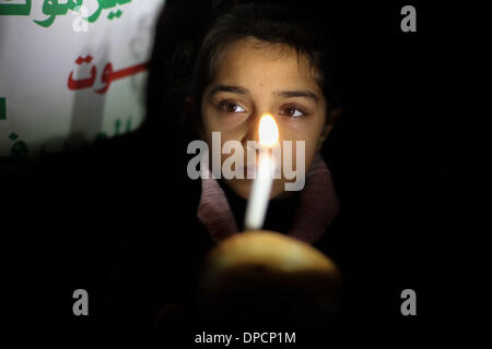 Gaza, Palästinensische Gebiete. 12. Januar 2014. Palästinenser Kinder hält Brot und Töpfe auf 12. Januar 2014, sie nehmen Teil an einer Protestkundgebung gegen die schlechten Lebensbedingungen im Flüchtlingslager Yarmuk in der syrischen Hauptstadt Damaskus, am 12. Januar 2014, im Gaza-Streifen. Hilfswerk der Vereinten Nationen-Sprecher Chris Gunness sagte der Nachrichtenagentur AFP am 30. Dezember 2013, '' berichten haben über das Wochenende, die mindestens fünf palästinensische Flüchtlinge im belagerten Flüchtlingslager von Yarmuk in Damaskus wegen Unterernährung, gestorben sind, womit die Gesamtzahl der gemeldeten Fälle 15' herein (Credit Bild: © Majdi Fathi / Stockfoto