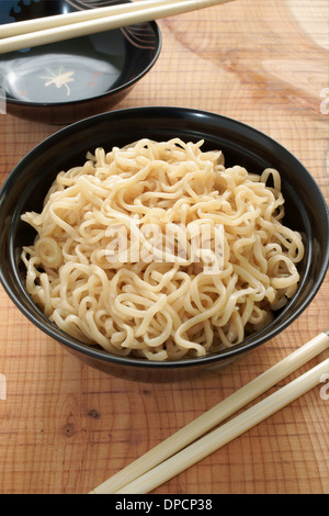 Instant Ramen-Nudeln in Lack Schalen mit Stäbchen Stockfoto