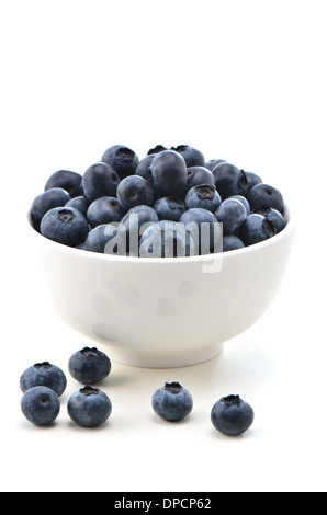 Schüssel mit frischen Heidelbeeren in Hochformat Stockfoto