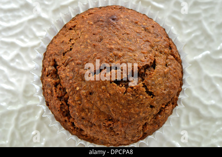 Kleie-Muffins auf weißen geriffelten Teller Stockfoto