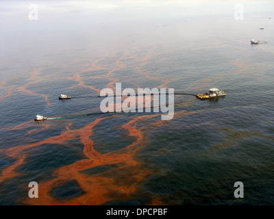 Luftbild aufräumen Besatzungen ziehen Ölsperren, Rohöl aus dem Blowout der BP Deepwater Horizon im Golf von Mexiko Öl austritt 30. Juli 2010 in der Nähe von Grand Isle, Louisiana zu entfernen. Stockfoto
