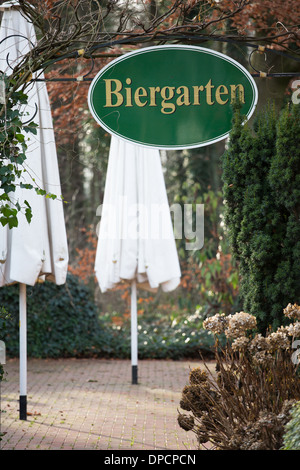 Deutschen Biergarten im frühen Morgenlicht Stockfoto