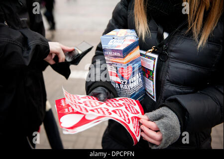 Mann, Geld für Herz-Aufkleber Stockfoto