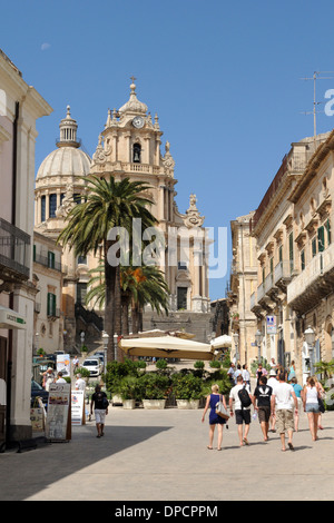 Piazza Duomo mit Kirche San Giorgio in der barocken Stadt Ragusa Ibla, die Stadt als Weltkulturerbe von der unesco in Sizilien aufgeführt Stockfoto