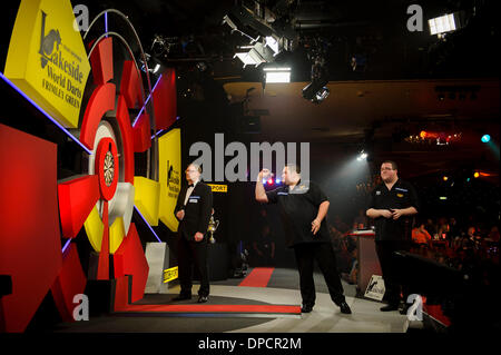 Frimley Green, UK. 12. Januar 2014. Alan Norris (aka Chuck) wirft gegen Stephen Bunting (aka die Kugel) während des Finales der BDO World Professional Darts Championship am Seeufer. Bildnachweis: Aktion Plus Sport/Alamy Live-Nachrichten Stockfoto