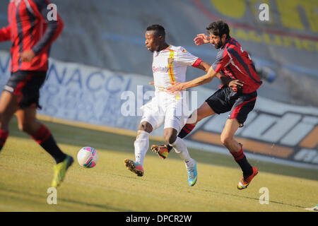 12. Januar 2014 - l ' Aquila, Italien - Doumbia (Lecce) während der Lega Pro Spiel zwischen l ' Aquila und Lecce Fattori Stadion am 12. Januar 2014 in l ' Aquila, Italien. (Kredit-Bild: © Manuel Romano/NurPhoto/ZUMAPRESS.com) Stockfoto