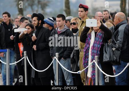 Jerusalem, Israel. 12. Januar 2014.  Israelis passieren den Sarg des israelischen ehemaligen Premierminister Ariel Sharon, befindet sich in der Knesset, dem israelischen Parlament. Sharon hat im Alter von 85, im Krankenhaus, seit 8 Jahren verstorben. Bildnachweis: Gili Yaari/NurPhoto/ZUMAPRESS.com/Alamy Live-Nachrichten Stockfoto