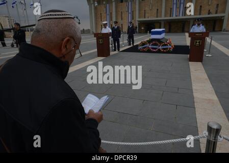 Jerusalem, Israel. 12. Januar 2014.  Israelis passieren den Sarg des israelischen ehemaligen Premierminister Ariel Sharon, befindet sich in der Knesset, dem israelischen Parlament. Sharon hat im Alter von 85, im Krankenhaus, seit 8 Jahren verstorben. Bildnachweis: Gili Yaari/NurPhoto/ZUMAPRESS.com/Alamy Live-Nachrichten Stockfoto