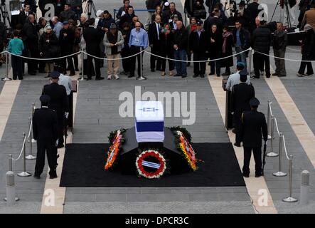 Jerusalem, Israel. 12. Januar 2014.  Israelis passieren den Sarg des israelischen ehemaligen Premierminister Ariel Sharon, befindet sich in der Knesset, dem israelischen Parlament. Sharon hat im Alter von 85, im Krankenhaus, seit 8 Jahren verstorben. Bildnachweis: Gili Yaari/NurPhoto/ZUMAPRESS.com/Alamy Live-Nachrichten Stockfoto