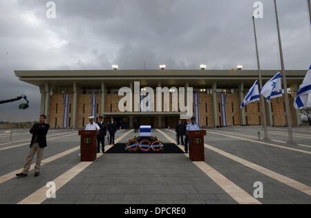 Jerusalem, Israel. 12. Januar 2014. Israelis passieren den Sarg des israelischen ehemaligen Premierminister Ariel Sharon, befindet sich in der Knesset, dem israelischen Parlament. Sharon hat im Alter von 85, im Krankenhaus, seit 8 Jahren verstorben. Bildnachweis: Gili Yaari/NurPhoto/ZUMAPRESS.com/Alamy Live-Nachrichten Stockfoto