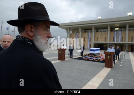 Jerusalem, Israel. 12. Januar 2014. Israelis passieren den Sarg des israelischen ehemaligen Premierminister Ariel Sharon, befindet sich in der Knesset, dem israelischen Parlament. Sharon hat im Alter von 85, im Krankenhaus, seit 8 Jahren verstorben. Bildnachweis: Gili Yaari/NurPhoto/ZUMAPRESS.com/Alamy Live-Nachrichten Stockfoto