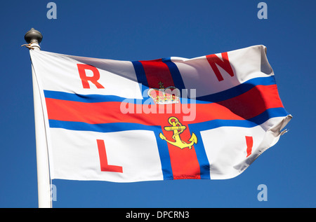 Ein RNLI-Flag auf eine Rettungsstation in Großbritannien. Stockfoto