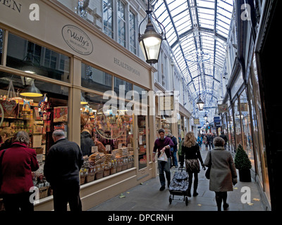 Käufer wandern die Vergangenheit von Wally Feinkost in Royal Arcade an Weihnachten in die Innenstadt von Cardiff Wales UK KATHY DEWITT Stockfoto