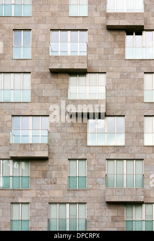 Wolkenkratzer Wand voller Fenster und Balkone in Berlin, Deutschland Stockfoto