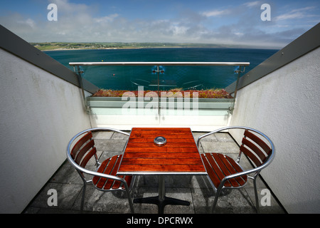 Tisch und Stühle auf weißen Balkon Terrasse Bereich Cliff house Hotel Ardmore Waterford blauen Sommerhimmel Himmel Atlantik Meerblick Stockfoto