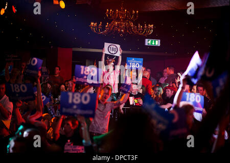 Frimley Green, UK. 12. Januar 2014. Ein Fan hält ein 180 Zeichen während des Finales der BDO World Professional Darts Championship am Seeufer. Bildnachweis: Aktion Plus Sport/Alamy Live-Nachrichten Stockfoto