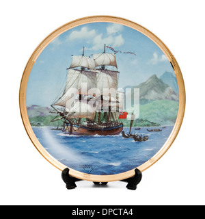 HMS Endeavour im Jahre 1769 auf Captain James Cook Circumnavigation der Welt. Porzellanteller von Franklin Mint (1986). Stockfoto