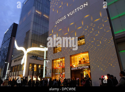 Louis Vuitton Gebäude, Ginza am Abend Stockfoto