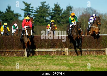 Ampton, Suffolk. Punkt-zu-Punkt-Pferderennen aus Ampton Pferderennbahn in Suffolk. Der Sport von Punkt zu Punkt racing ist Steeple Chase-Rennen für Amateurfahrer, auf Pferden, die sich qualifiziert haben, ausführen, indem auf der Jagd gewesen. 12. Januar 2014 Kredit: East Anglian Bild Service/Alamy Live-Nachrichten Stockfoto