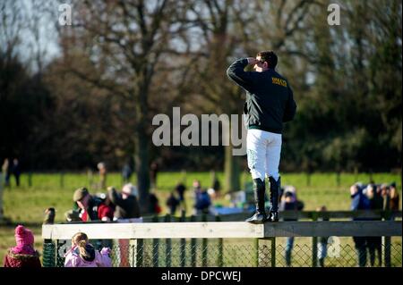 Ampton, Suffolk. Punkt-zu-Punkt-Pferderennen aus Ampton Pferderennbahn in Suffolk. Der Sport von Punkt zu Punkt racing ist Steeple Chase-Rennen für Amateurfahrer, auf Pferden, die sich qualifiziert haben, ausführen, indem auf der Jagd gewesen. 12. Januar 2014 Kredit: East Anglian Bild Service/Alamy Live-Nachrichten Stockfoto