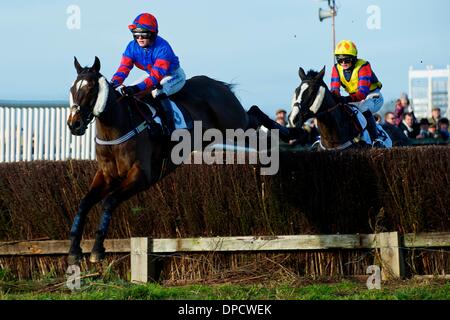 Ampton, Suffolk. Punkt-zu-Punkt-Pferderennen aus Ampton Pferderennbahn in Suffolk. Der Sport von Punkt zu Punkt racing ist Steeple Chase-Rennen für Amateurfahrer, auf Pferden, die sich qualifiziert haben, ausführen, indem auf der Jagd gewesen. 12. Januar 2014 Kredit: East Anglian Bild Service/Alamy Live-Nachrichten Stockfoto