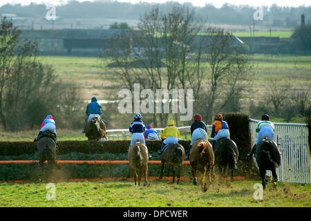 Ampton, Suffolk. Punkt-zu-Punkt-Pferderennen aus Ampton Pferderennbahn in Suffolk. Der Sport von Punkt zu Punkt racing ist Steeple Chase-Rennen für Amateurfahrer, auf Pferden, die sich qualifiziert haben, ausführen, indem auf der Jagd gewesen. 12. Januar 2014 Kredit: East Anglian Bild Service/Alamy Live-Nachrichten Stockfoto