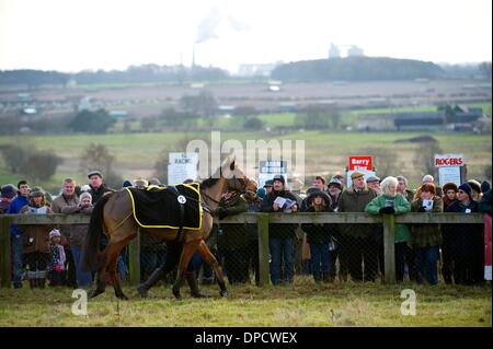 Ampton, Suffolk. Punkt-zu-Punkt-Pferderennen aus Ampton Pferderennbahn in Suffolk. Der Sport von Punkt zu Punkt racing ist Steeple Chase-Rennen für Amateurfahrer, auf Pferden, die sich qualifiziert haben, ausführen, indem auf der Jagd gewesen. 12. Januar 2014 Kredit: East Anglian Bild Service/Alamy Live-Nachrichten Stockfoto