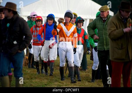 Ampton, Suffolk. Punkt-zu-Punkt-Pferderennen aus Ampton Pferderennbahn in Suffolk. Der Sport von Punkt zu Punkt racing ist Steeple Chase-Rennen für Amateurfahrer, auf Pferden, die sich qualifiziert haben, ausführen, indem auf der Jagd gewesen. 12. Januar 2014 Kredit: East Anglian Bild Service/Alamy Live-Nachrichten Stockfoto