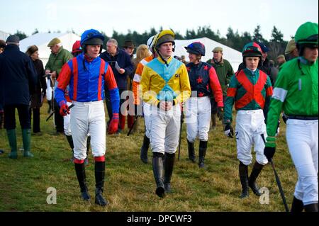 Ampton, Suffolk. Punkt-zu-Punkt-Pferderennen aus Ampton Pferderennbahn in Suffolk. Der Sport von Punkt zu Punkt racing ist Steeple Chase-Rennen für Amateurfahrer, auf Pferden, die sich qualifiziert haben, ausführen, indem auf der Jagd gewesen. 12. Januar 2014 Kredit: East Anglian Bild Service/Alamy Live-Nachrichten Stockfoto