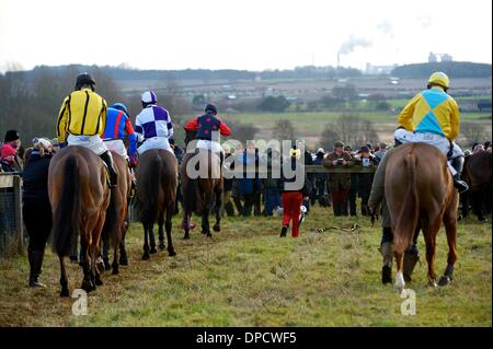 Ampton, Suffolk. Punkt-zu-Punkt-Pferderennen aus Ampton Pferderennbahn in Suffolk. Der Sport von Punkt zu Punkt racing ist Steeple Chase-Rennen für Amateurfahrer, auf Pferden, die sich qualifiziert haben, ausführen, indem auf der Jagd gewesen. 12. Januar 2014 Kredit: East Anglian Bild Service/Alamy Live-Nachrichten Stockfoto