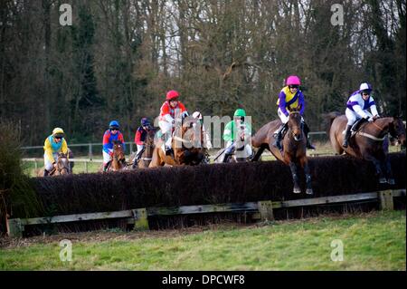 Ampton, Suffolk. Punkt-zu-Punkt-Pferderennen aus Ampton Pferderennbahn in Suffolk. Der Sport von Punkt zu Punkt racing ist Steeple Chase-Rennen für Amateurfahrer, auf Pferden, die sich qualifiziert haben, ausführen, indem auf der Jagd gewesen. 12. Januar 2014 Kredit: East Anglian Bild Service/Alamy Live-Nachrichten Stockfoto