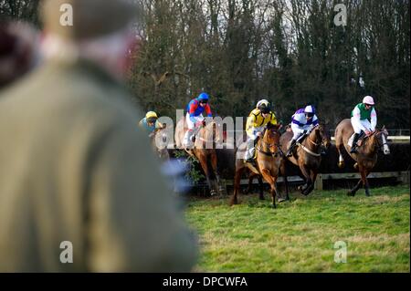 Ampton, Suffolk. Punkt-zu-Punkt-Pferderennen aus Ampton Pferderennbahn in Suffolk. Der Sport von Punkt zu Punkt racing ist Steeple Chase-Rennen für Amateurfahrer, auf Pferden, die sich qualifiziert haben, ausführen, indem auf der Jagd gewesen. 12. Januar 2014 Kredit: East Anglian Bild Service/Alamy Live-Nachrichten Stockfoto