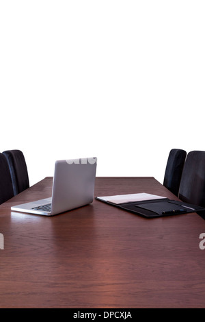 Holztisch ein kleiner Tagungsraum mit Stühlen Laptop und Aktentasche Stockfoto