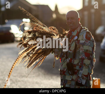 Whittlesey, Cambridgeshire, Großbritannien. 11. Januar 2014.  Eine Person stellt seinen geschmückten Hut. Das Whittlesea Stroh tragen Festival feiert die alte Fenland Pflug Brauch paradieren Stroh Bären rund um die Stadt jedes Jahr im Januar. Die Prozession, angeführt von dem Stroh Bären hat über 250 Tänzer, Musiker und Performer. Sie führen traditionelle Molly, Morris, verstopfen und Schwert tanzen. Bild: Paul Marriott Fotografie/Alamy Live-Nachrichten Stockfoto