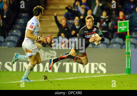 Murrayfield, Schottland. 11. Januar 2014. Tom Brown taucht über die Linie zu Punkten wie James Hook während des Edinburgh Rugby V Perpignan Heineken Cup Pool 6 Spiels jagt. Bildnachweis: Colin Lunn/Alamy Live-Nachrichten Stockfoto