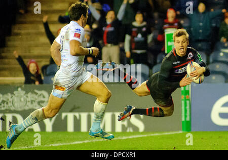 Murrayfield, Schottland. 11. Januar 2014. Tom Brown taucht über die Linie zu Punkten wie James Hook während des Edinburgh Rugby V Perpignan Heineken Cup Pool 6 Spiels jagt. Bildnachweis: Colin Lunn/Alamy Live-Nachrichten Stockfoto