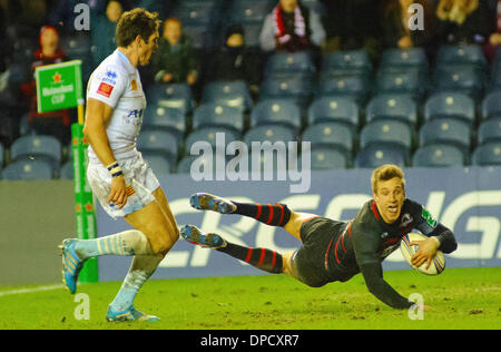 Murrayfield, Schottland. 11. Januar 2014. Tom Brown taucht über die Linie zu Punkten wie James Hook während des Edinburgh Rugby V Perpignan Heineken Cup Pool 6 Spiels jagt. Bildnachweis: Colin Lunn/Alamy Live-Nachrichten Stockfoto