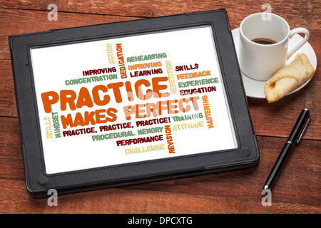 Übung macht den Meister - Verwandte Wortwolke auf digitale Tablett mit einer Tasse Kaffee Stockfoto