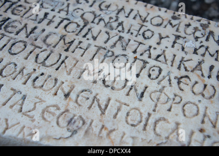 Türkei, Ephesus. Ruinen der antiken Ephesus, Marmor geschnitzt Text. Stockfoto