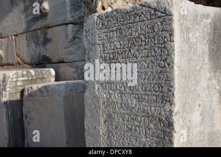 Türkei, Ephesus. Ruinen der antiken Ephesus, Marmor geschnitzt Text. Stockfoto