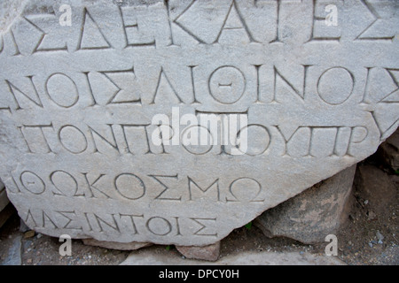 Türkei, Ephesus. Ruinen der antiken Ephesus, Marmor geschnitzt Text. Stockfoto