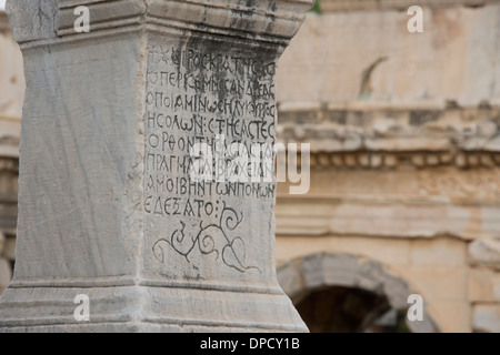 Türkei, Ephesus. Ruinen der antiken Ephesus, Marmor geschnitzt Text. Stockfoto